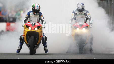 Superbike-Fahrer bewerben ein VISK British Superbikes Event im George Square, Glasgow. Stockfoto