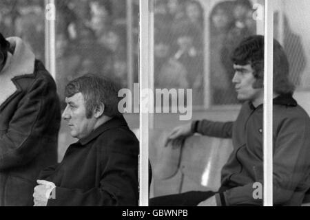 Fußball - League Division One - Arsenal / Manchester United. Manchester United Manager Tommy Docherty (l) und Ted McDougall (r) beobachten von der Bank Stockfoto