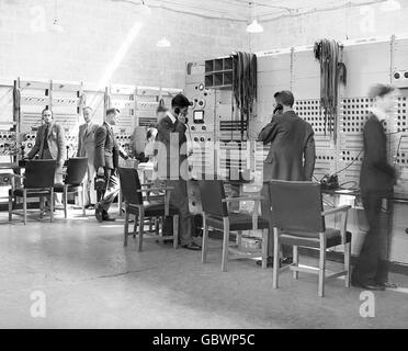Olympische Spiele - BBC Broadcasting Center für die Olympischen Spiele 1948 in London - Palace of Arts, Wembley. Die Bedienungspersonal arbeiten im Kontrollraum Stockfoto