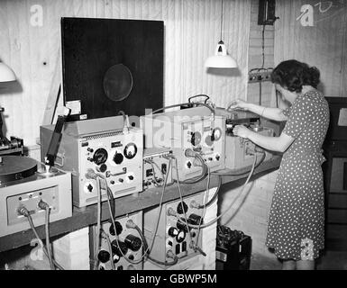 Olympische Spiele - BBC Broadcasting Center für die Olympischen Spiele 1948 in London - Palace of Arts, Wembley. Ein Ingenieur bei der Arbeit im Aufnahmeraum Stockfoto