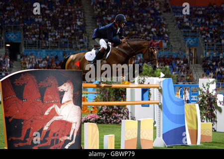 Reiten - Olympische Spiele 2004 In Athen - Springen - Individuell. Der britische Nick Skelton in Aktion bei Arko III Stockfoto