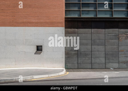 Moderne Architektur Tür und Fenster in der Fassade aus Stein, Ziegel und Stahl hergestellt. Abstrakte Muster. Stockfoto