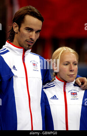 Die britischen Premierminister Nathan Robertson (l) und Gail bereiten sich darauf vor Erhalten Sie ihre Silbermedaillen Stockfoto