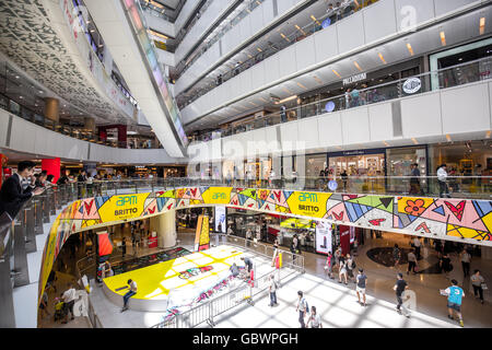 Kwun Tong, Hong Kong - 7. Juli 2016: Menschen beim Einkaufen im APM-Shopping-Mall in Kwun Tong, Hong Kong Stockfoto