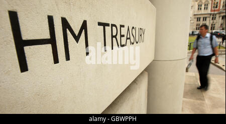 Gesamtansicht des Eingangs zum HM Treasury Building, in Westminster, im Zentrum von London. Stockfoto