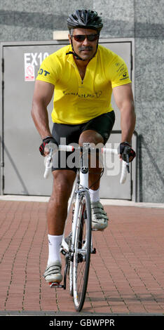 Der ehemalige britische Olympiateilnehmer Daley Thompson macht sich zu Beginn der Youth Crime Radtour auf eine karitative Radtour vom Fußballplatz Old Trafford in Manchester United auf den Weg. Stockfoto