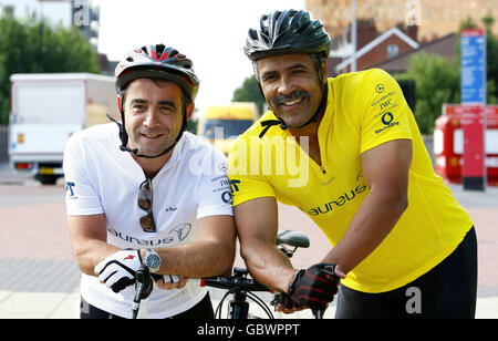 Der ehemalige britische Olympiateilnehmer Daley Thompson (rechts) mit Michael Le Vell, als sie zu Beginn der Youth Crime Radtour vom Fußballplatz Old Trafford in Manchester United auf eine karitative Radtour aufmachten. Stockfoto