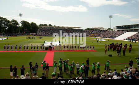 Die Spieler aus England und Australien stellen sich vor Spielbeginn am ersten Tag des ersten npower-Testspiels in Sophia Gardens, Cardiff, an. Stockfoto