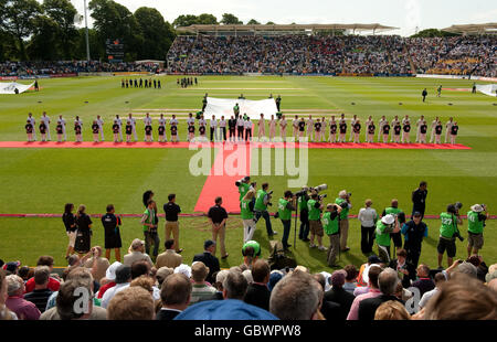 Die Spieler aus England und Australien stellen sich vor Spielbeginn am ersten Tag des ersten npower-Testspiels in Sophia Gardens, Cardiff, an. Stockfoto