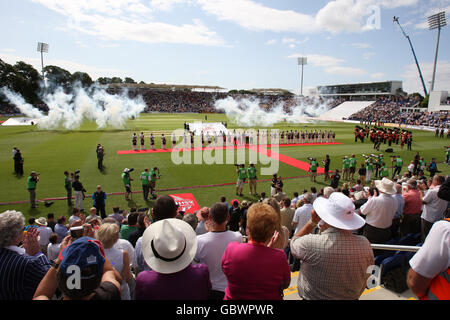 Die Spieler aus England und Australien stellen sich vor Spielbeginn am ersten Tag des ersten npower-Testspiels in Sophia Gardens, Cardiff, an. Stockfoto