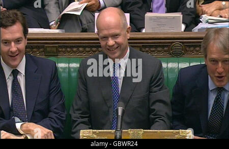 Schattenaußenminister William Hague (Mitte) hört Harriet Harman, dem Anführer des Unterhauses, während der Fragen des Premierministers im Unterhaus in London zu. Stockfoto