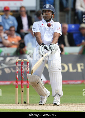 Der englische Batsman Ravi Bopara nimmt dem australischen Bowler Peter Siddle einen Ball auf die Brust während des ersten Npower-Test-Spiels in Sophia Gardens, Cardiff. Stockfoto