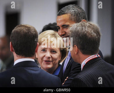 Präsident Obama (2. Rechts) und Bundeskanzlerin Angela Merkel teilen einen Witz mit dem russischen Präsidenten Dmitri Medwedew, als sie heute beim G8-Gipfel in L'Aquila ankommen. Stockfoto
