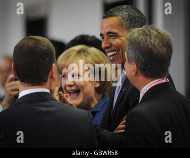 Präsident Obama (2. Rechts) und Bundeskanzlerin Angela Merkel teilen einen Witz mit dem russischen Präsidenten Dmitri Medwedew, als sie heute beim G8-Gipfel in L'Aquila ankommen. Stockfoto