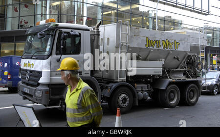 Ein „Jim'll Mix IT'-Zementmischwagen im Zentrum von London. Stockfoto