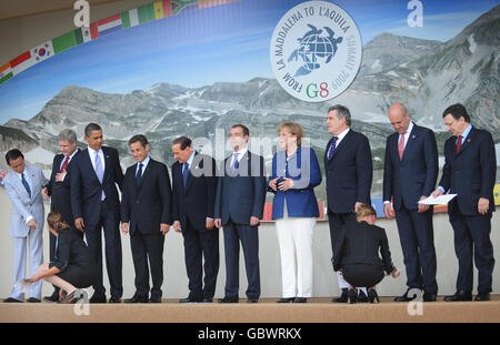 G8-Führer posieren für das Familienfoto (von links nach rechts) Japanischer Ministerpräsident Taro Aso, kanadischer Premierminister Stephen Harper, US-Präsident Barack Obama, französischer Präsident Nicolas Sarkozy, italienischer Ministerpräsident Silvio Berlusconi, Russlands Präsident Dmitri Medwedew, Bundeskanzlerin Angela Merkel, Englands Premierminister Gordon Brown, Präsident der EU und Schwedens Premierminister Fredrik Reinfeldt und Mauel Barroso von der EU-Kommission. Stockfoto