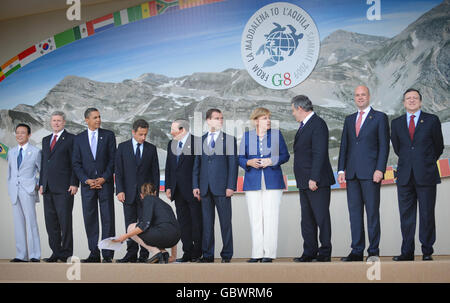 G8-Führer posieren für das Familienfoto (von links nach rechts) Japanischer Ministerpräsident Taro Aso, kanadischer Premierminister Stephen Harper, US-Präsident Barack Obama, französischer Präsident Nicolas Sarkozy, italienischer Ministerpräsident Silvio Berlusconi, Russlands Präsident Dmitri Medwedew, Bundeskanzlerin Angela Merkel, Englands Premierminister Gordon Brown, Präsident der EU und Schwedens Premierminister Fredrik Reinfeldt und Mauel Barroso von der EU-Kommission. Stockfoto