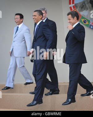 G8-Führer verlassen die Bühne, nachdem sie für ihr Familienfoto posiert haben (von links nach rechts).der japanische Premierminister Taro Aso, der US-Präsident Barack Obama, der kanadische Premierminister Stephen Harper, der französische Präsident Nicolas Sarkozy beim G8-Gipfel in L'Aquila heute. Stockfoto