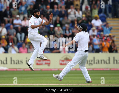 Der englische Bowler Monty Panesar feiert mit Alastair Cook, nachdem er am dritten Tag des ersten npower-Test-Spiels in Sophia Gardens, Cardiff, den australischen Kapitän Ricky Ponting in die Wicket genommen hat. Stockfoto