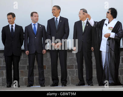 (Von links nach rechts) der französische Präsident Nicolas Sarkozy, der russische Präsident Dmitri Medwedew, der US-Präsident Barack Obama, der UN-Generalsekretär Ban Ki-moon und der libysche Führer Moammar Gadhafi während eines Gruppenfotos beim G8-Gipfel in L'Aquila, Itlay. Stockfoto