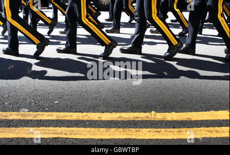 Die Royal Scots Dragoon Guards ziehen nach ihrer Rückkehr aus dem Irak durch die Stadt Glasgow. Stockfoto