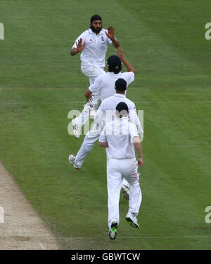 Der England-Bowler Monty Panesar feiert WIT, Alastair Cook (links), Matt Prior und Paul Collingwood, nachdem er am dritten Tag des ersten npower-Test-Spiels in Sophia Gardens, Cardiff, den australischen Kapitän Ricky Ponting in der Wicket-Aufnahme hatte. Stockfoto