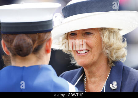 Die Herzogin von Cornwall in ihrer Rolle als Commodore in Chief, Royal Naval Medical Services, präsentiert Wahlkampfmedaillen für den Dienst in Afghanistan an medizinisches Personal bei HMS Excellent, Whale Island, Portsmouth. Stockfoto