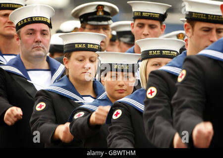 Mitglieder der Parade der Royal Naval Medical Services passieren ihren Hauptmann, die Herzogin von Cornwall (nicht abgebildet), bevor sie Wahlkampfmedaillen für den Dienst in Afghanistan im HMS Excellent, Whale Island, Portsmouth, erhalten. Stockfoto