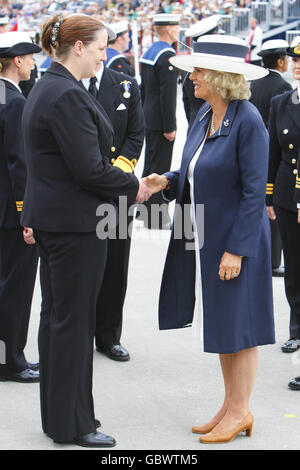 Die Herzogin von Cornwall (rechts) in ihrer Rolle als Chief Commodore, Royal Naval Medical Services, überreicht der Zivilperson Nicola Greenwood, einer Krankenschwester für die Intensivmedizin des Oxford Radcliffe Hospitals NHS Trust bei HMS Excellent, Whale Island, Portsmouth, eine Kampagnenmedaille für den Dienst in Afghanistan. Stockfoto