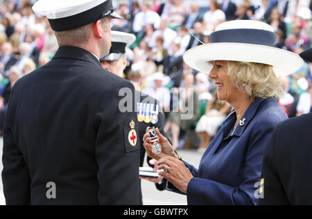 Die Herzogin von Cornwall in ihrer Rolle als Commodore in Chief, Royal Naval Medical Services, präsentiert Wahlkampfmedaillen für den Dienst in Afghanistan an medizinisches Personal bei HMS Excellent, Whale Island, Portsmouth. Stockfoto