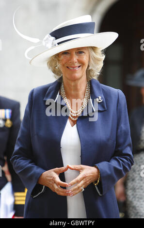 Die Herzogin von Cornwall in ihrer Rolle als Commodore in Chief, Royal Naval Medical Services, präsentiert Wahlkampfmedaillen für den Dienst in Afghanistan an medizinisches Personal bei HMS Excellent, Whale Island, Portsmouth. Stockfoto