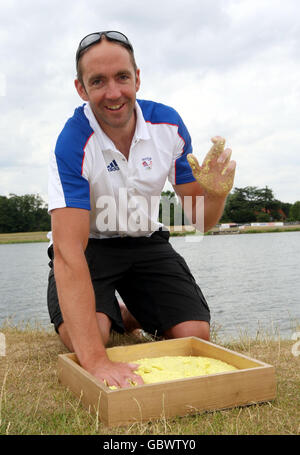 Der britische Kanufahrer Tim Brabants während des Medienaufrufs am Eton Dorney Lake, Eton College Rowing Centre, Windsor. Stockfoto