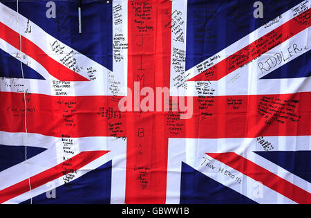 Eine Flagge, die von Freunden und Familie für Rifleman Jimmy Backhouse unterzeichnet wurde, der während seiner Dienstzeit in Afghanistan getötet wurde. Stockfoto