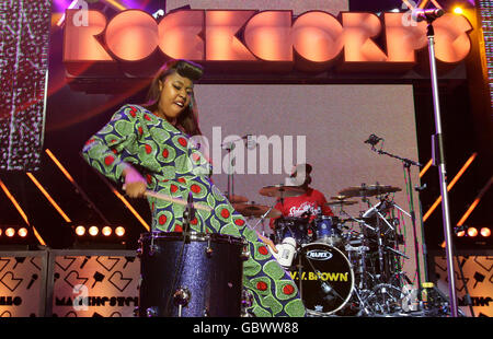 Orange RockCorps. VV Brown tritt beim Orange RockCorps Event im Apollo in Manchester auf. Stockfoto