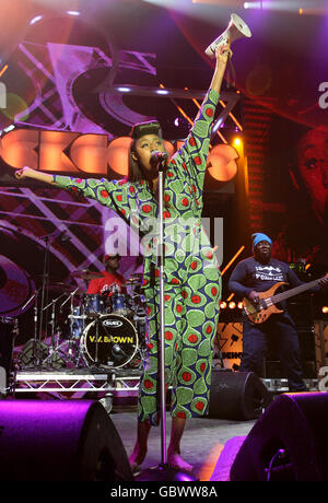 VV Brown tritt beim Orange RockCorps Event im Apollo in Manchester auf. Stockfoto