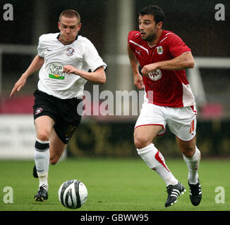 Fußball - vor der Saison freundlich - Hereford United / Bristol City - Edgar Street Athletic Ground. Alex Eremenko Jnr von Bristol City fordert Lee Morris von Hereford United (links) während des Freundschaftsspiels in der Edgar Street in Hereford heraus. Stockfoto