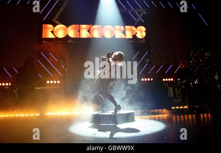 Orange RockCorps. Lady Gaga tritt beim Orange RockCorps Event im Apollo in Manchester auf. Stockfoto