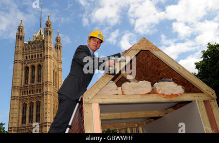 Der Moderator von Grand Designs, Kevin McCloud, beteiligt sich am Bau einer isolierten Konstruktion in den Victoria Tower Gardens, Westminster, London, und startet die Grand Designs Great British Refurb Campaign, die die Regierung auffordert, eine landesweite grüne Sanierung von Häusern einzuleiten, um Energie zu sparen und die CO2-Emissionen zu reduzieren. Stockfoto