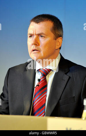 British Airways Chief Executive Willie Walsh spricht auf der BA-Jahreshauptversammlung im Queen Elizabeth Centre, London. Stockfoto