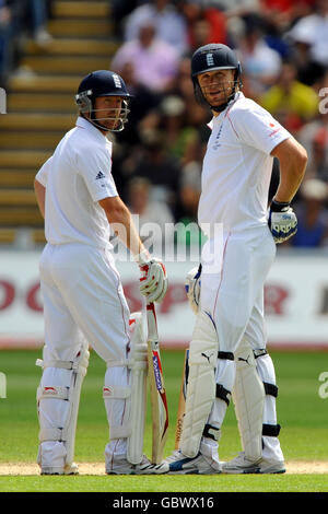 Englands Paul Collingwood (links) und Andrew Flintoff am fünften Tag des ersten npower-Testmatches in Sophia Gardens, Cardiff. Stockfoto