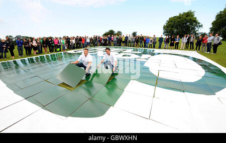 Neil Fox (Mitte links) und Jack Tweed starten gemeinsam mit Freiwilligen am 25. September 2009 den World's Biggest Coffee Morning zur Unterstützung von Macmillan Cancer Support. Stockfoto