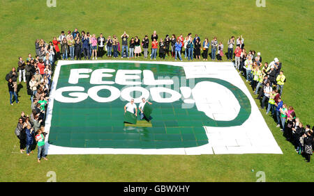 Neil Fox (Mitte links) und Jack Tweed starten gemeinsam mit Freiwilligen am 25. September 2009 den World's Biggest Coffee Morning zur Unterstützung von Macmillan Cancer Support. Stockfoto