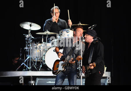 Bruce Springsteen und die E Street Band auf der Bühne bei Hard Rock Calling im Hyde Park in London. Stockfoto