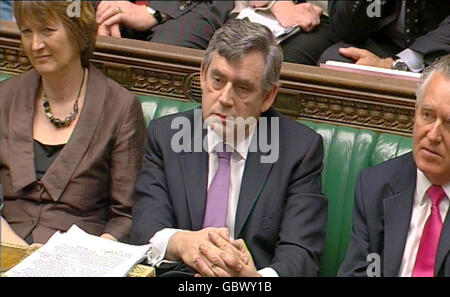 (Von links nach rechts) der Unterhausvorsitzende Harriet Harman, Premierminister Gordon Brown und der walisische Sekretär Peter Hain hören dem konservativen Parteivorsitzenden David Cameron während der Fragen des Premierministers im Unterhaus in London zu. Stockfoto