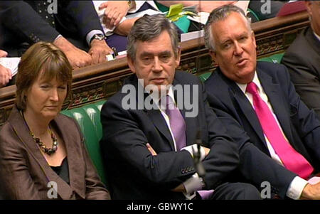 (Von links nach rechts) der Unterhausvorsitzende Harriet Harman, Premierminister Gordon Brown und der walisische Sekretär Peter Hain hören sich den Liberaldemokraten-Führer Nick Clegg während der Fragen des Premierministers im Unterhaus in London an. Stockfoto