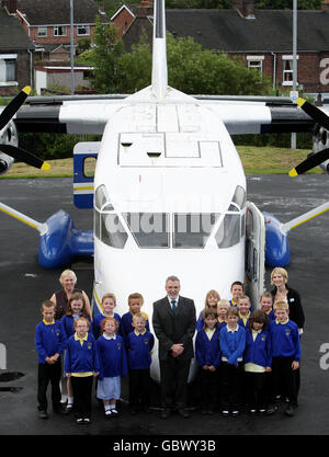 Lehrerin Anne Grattage (rechts) und Schulleiter David Lawrence (Mitte) mit Schülern der 3. Und 4. Klasse und der Kingsland Primary School in Stoke on Trent, mit dem Flugzeug, das sie als Klassenzimmer benutzen. Stockfoto