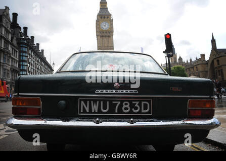 Ein Vauxhall Viva nimmt an einem Protest rund um den Londoner Parliament Square Teil, wo Vauxhall-Arbeiter eine Kampagne für den Schutz ihrer Arbeitsplätze führen. Stockfoto