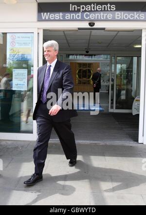 Der konservative Parteiabgeordnete Andrew Lansley am Norfolk und Norwich Hospital. Stockfoto