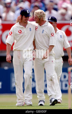 Cricket - npower Second Test - England gegen Westindien - Tag drei. England's James Anderson (l) und Matthew Hoggard Stockfoto