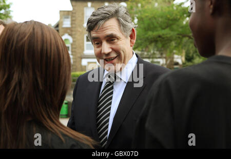 Premierminister Gordon Brown wird von Studenten begrüßt, als er an der Acland Burghley School in London ankommt, um an einer Sitzung des National Council for Education Excellence teilzunehmen. Stockfoto